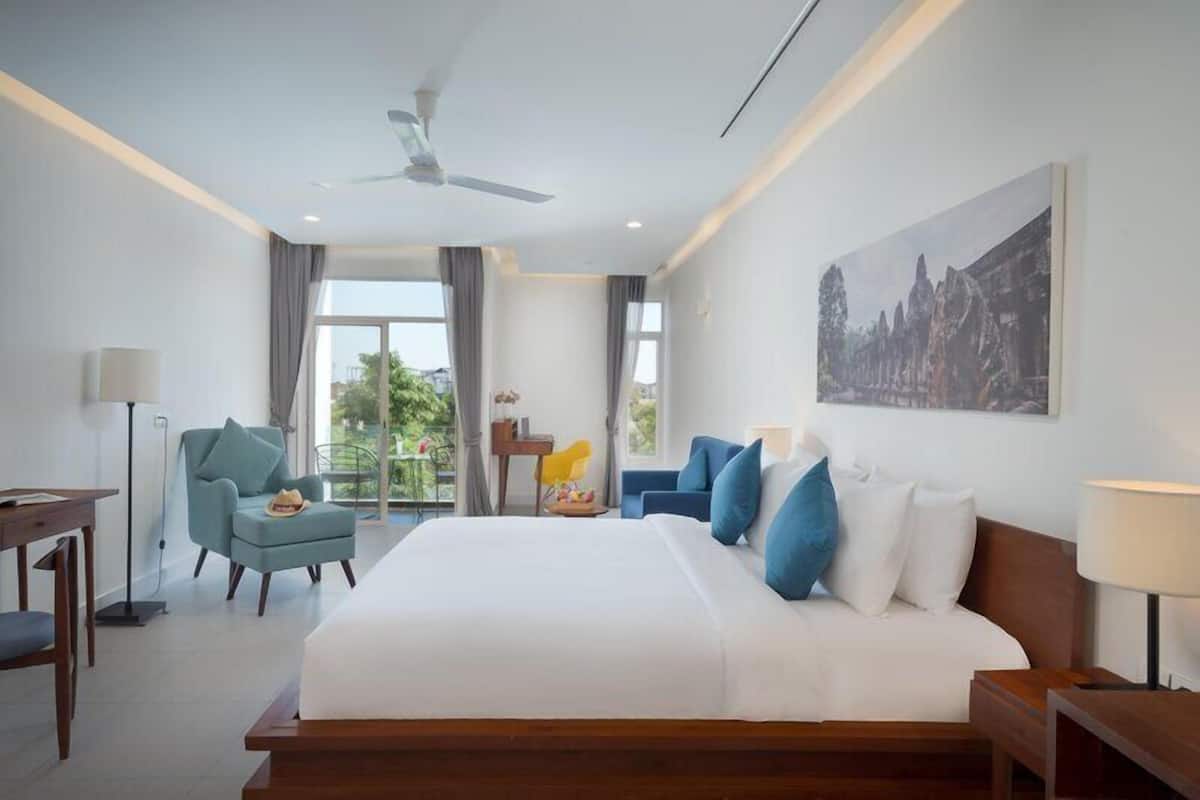 Superior Double Room, Pool View | Minibar, in-room safe, desk, blackout drapes