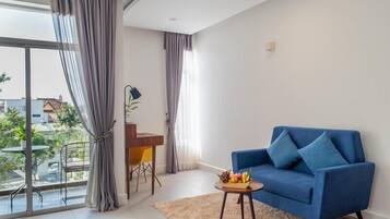 Chambre Double Supérieure, vue piscine | Coin séjour