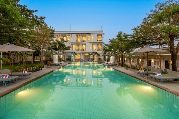 Una piscina al aire libre