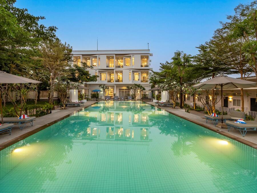 Una piscina al aire libre