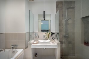 Shower, rainfall showerhead, free toiletries, hair dryer - Elysium Suite (Siem Reap)