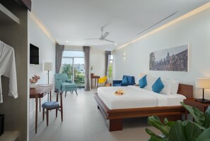 Quarto casal superior, vista para a piscina | Frigobar, cofres nos quartos, individualmente decorados, escrivaninha