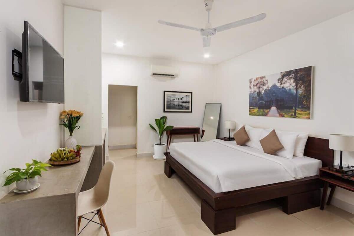 Cabana Room, Pool Access | Minibar, in-room safe, desk, blackout drapes