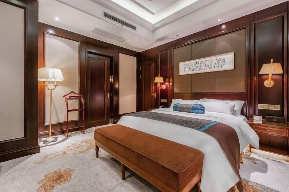 Ropa de cama de alta calidad, minibar, caja fuerte y escritorio