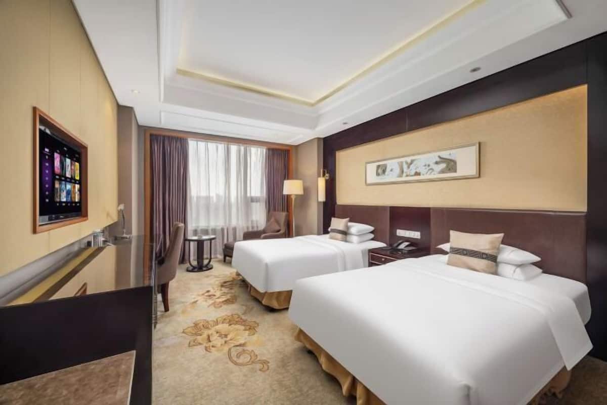 Hochwertige Bettwaren, Minibar, Zimmersafe, Schreibtisch