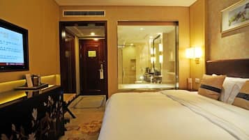 Hochwertige Bettwaren, Minibar, Zimmersafe, Schreibtisch
