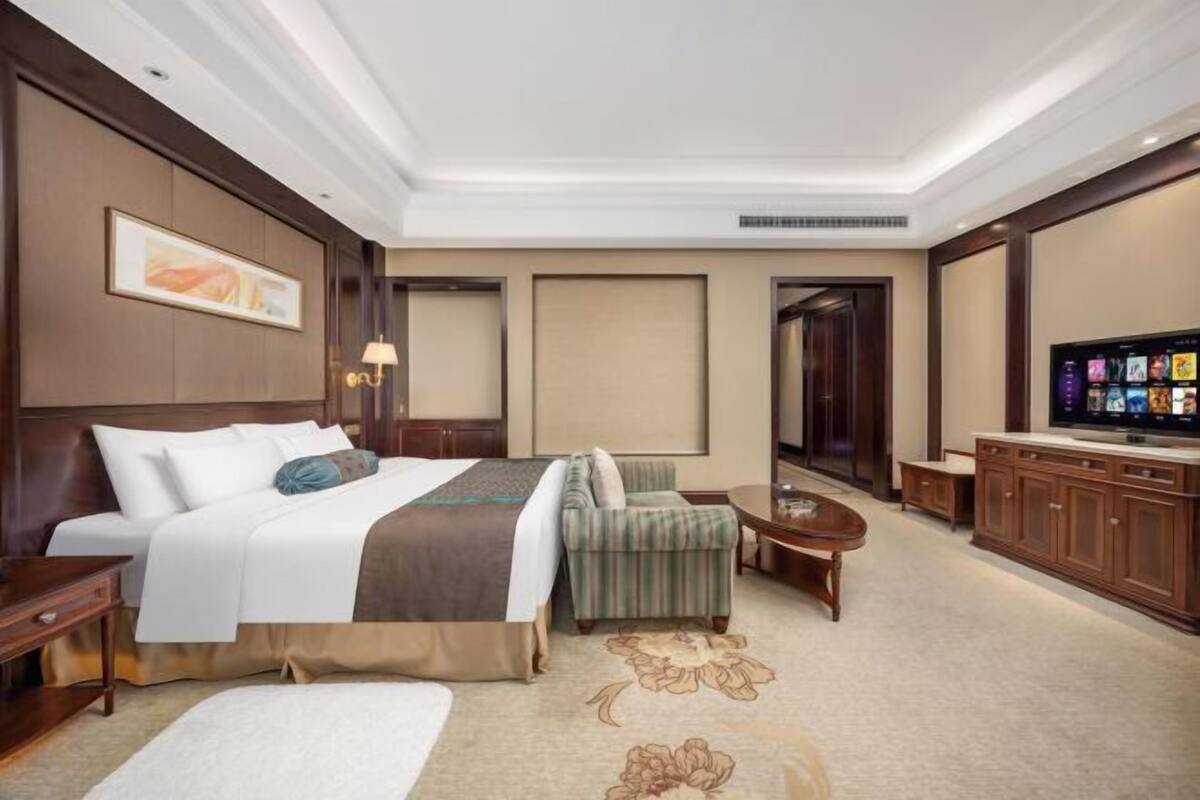 Ropa de cama de alta calidad, minibar, caja fuerte y escritorio