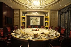 S'hi serveixen esmorzars, dinars, sopars i plats de cuina internacional