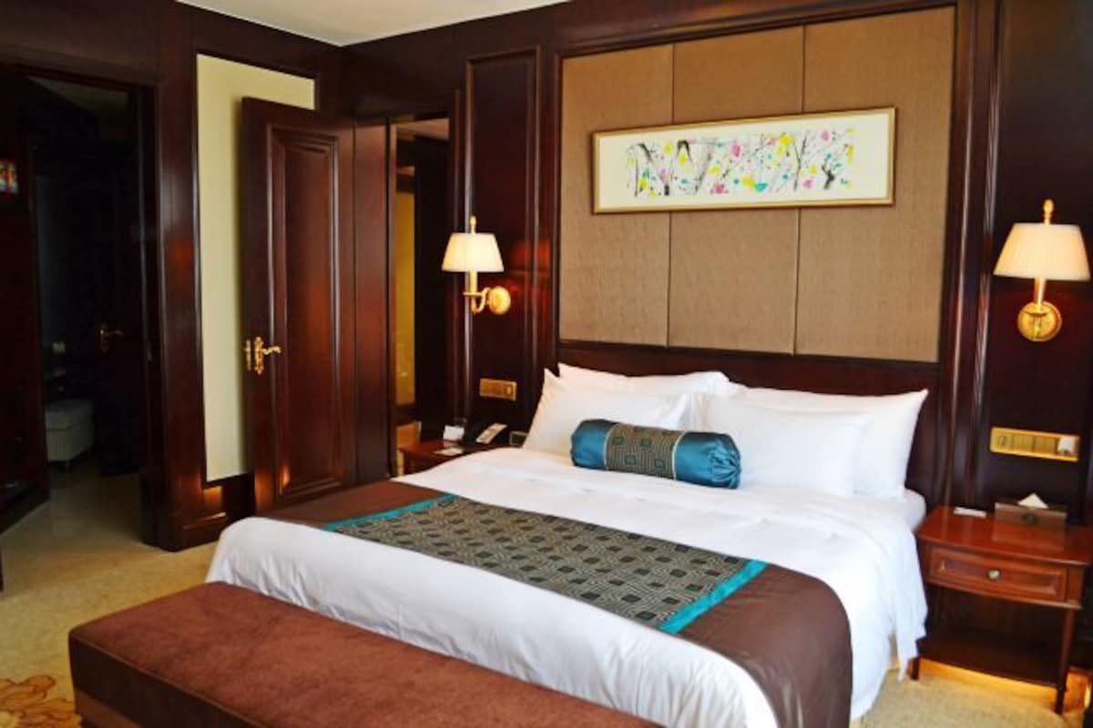 Luxe beddengoed, een minibar, een kluis op de kamer, een bureau
