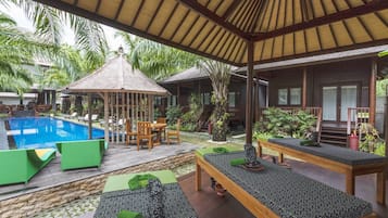 1 treatment room, massages