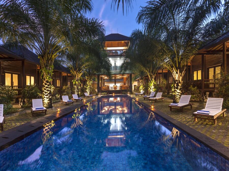 Una piscina al aire libre, una piscina natural