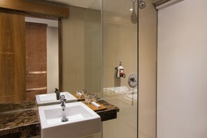 Star Sleep | Bathroom | Shower, free toiletries, slippers, towels - Yellow Star Hotel Gejayan (Depok)