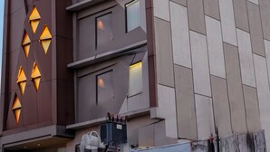 Um edifício moderno com uma placa que diz "Yellow Star".