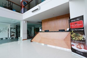 Reception - Yellow Star Hotel Gejayan (Depok)