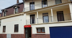 Mặt tiền nơi lưu trú