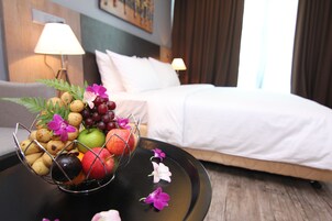 Deluxe King | 1 bedroom, premium bedding, pillowtop beds, minibar