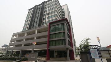 Vista frontal de la propiedad