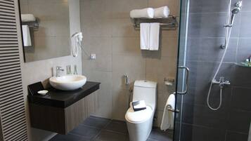 Tina con regadera, amenidades de baño gratuitas, secadora de cabello