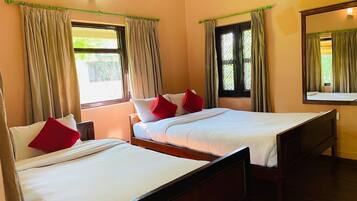 1 camera, una scrivania, insonorizzazione, lenzuola