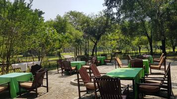 Aperto a colazione, pranzo e cena, cucina locale e internazionale