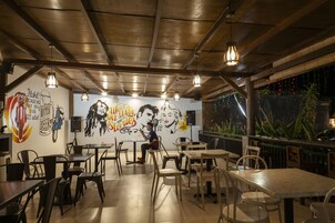 Se sirven desayunos y cocina indonesia