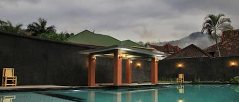 Hồ bơi ngoài trời