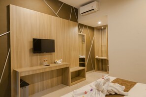 Kamar Deluks | Meja kerja, Wi-Fi gratis, dan seprai linen