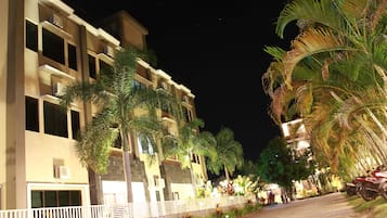 Bagian depan properti - sore/malam