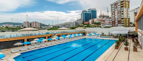 Piscina coperta, piscina stagionale all'aperto, ombrelloni da piscina