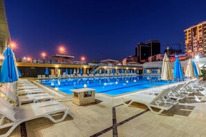 屋内プール、季節  限定屋外プール、営業時間 7:00 ～ 21:00、プール パラソル、サンラウンジャー