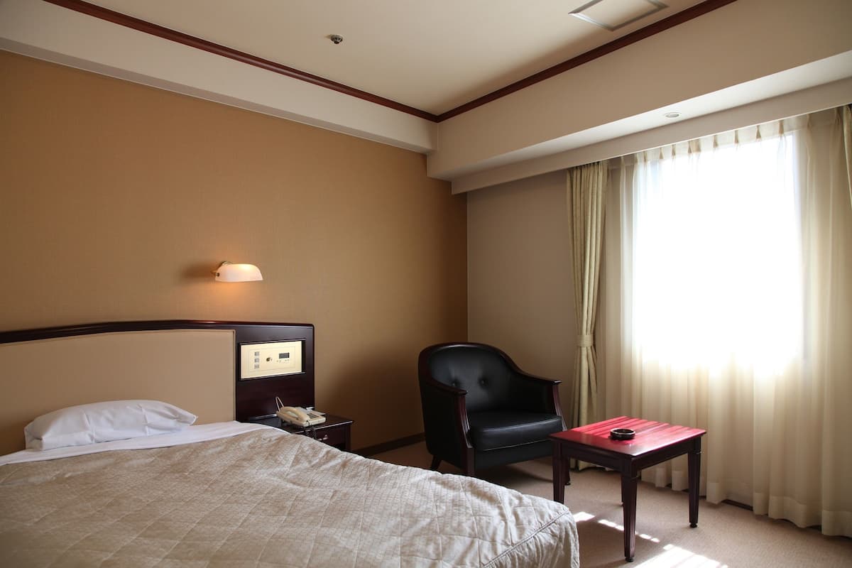 Kamar Single Standar | Meja kerja, setrika/meja setrika, Wi-Fi gratis, dan seprai linen