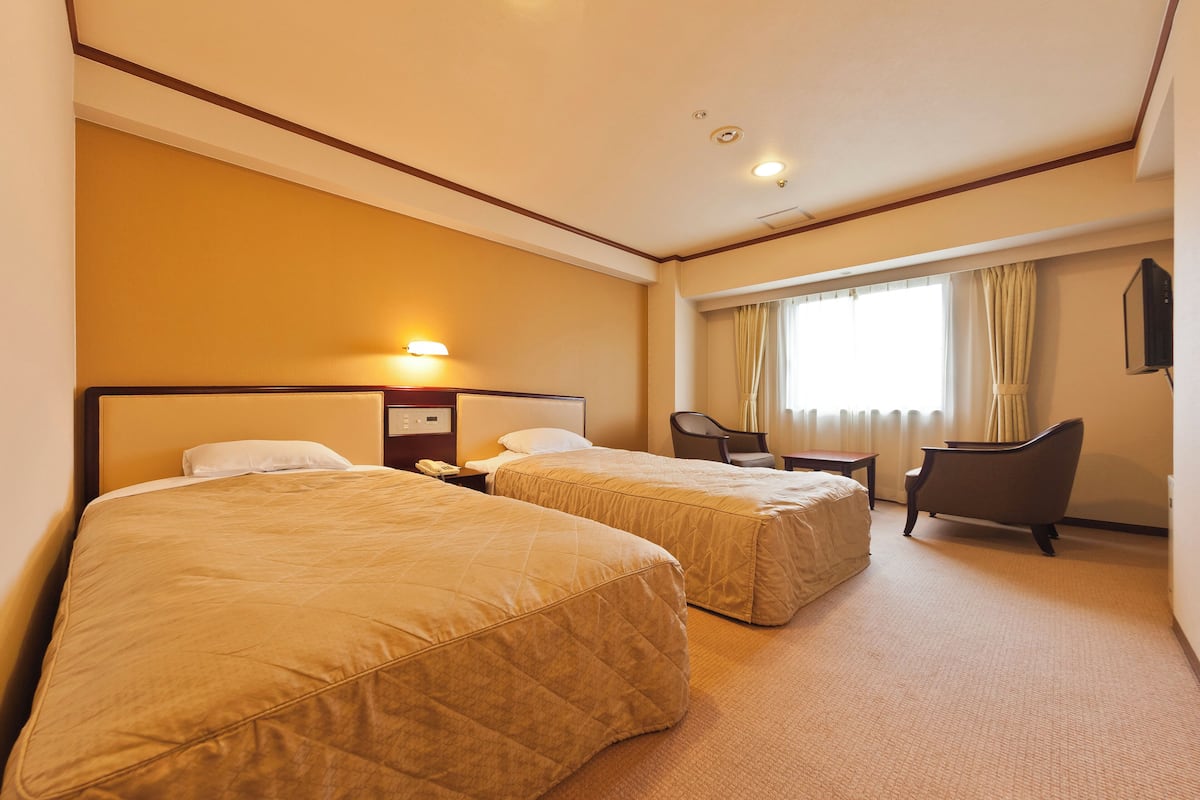 Standard Twin Room | Desk, iron/ironing board, free WiFi, bed sheets