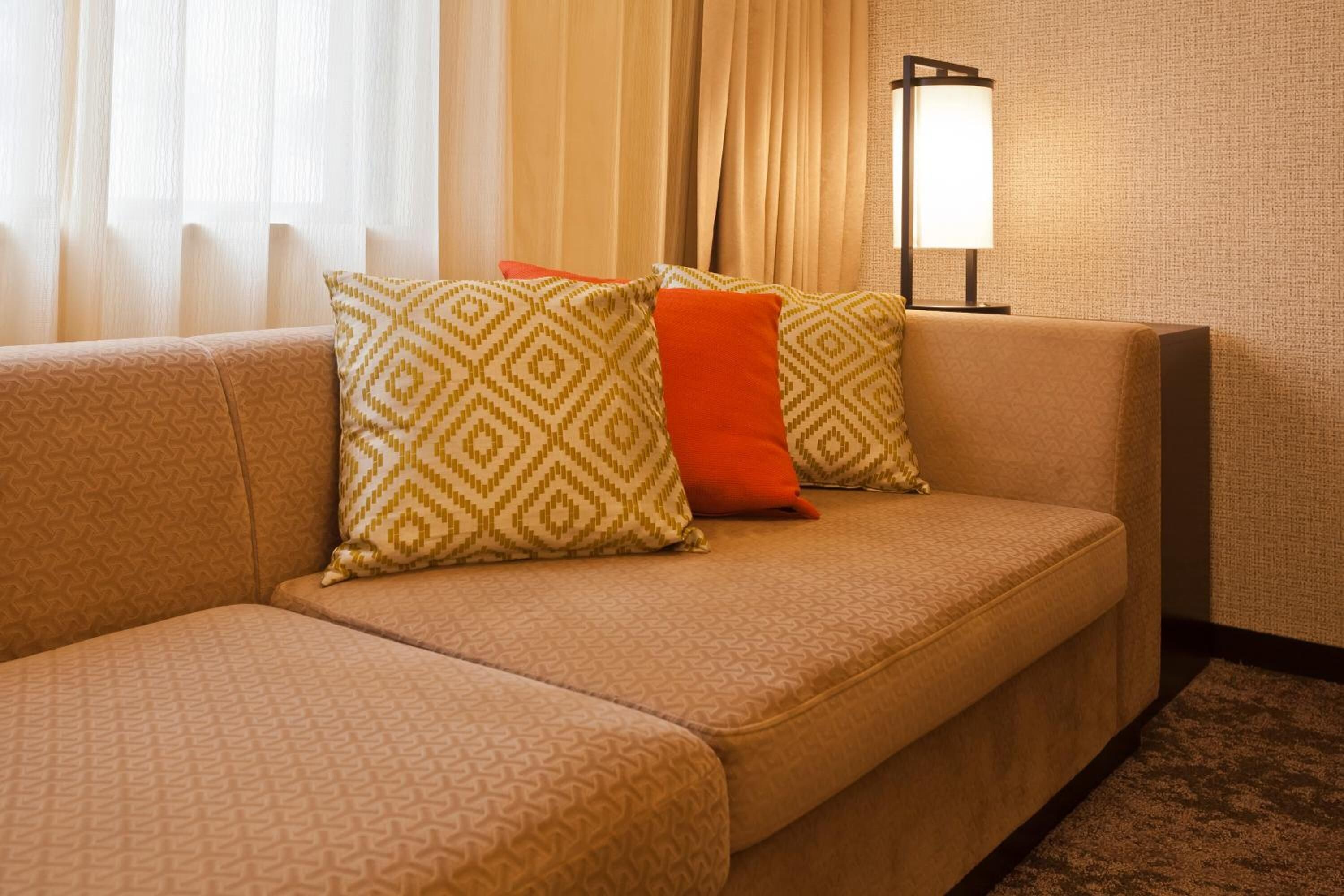 executive deluxe twin room | living room | flat-screen tv, pay films