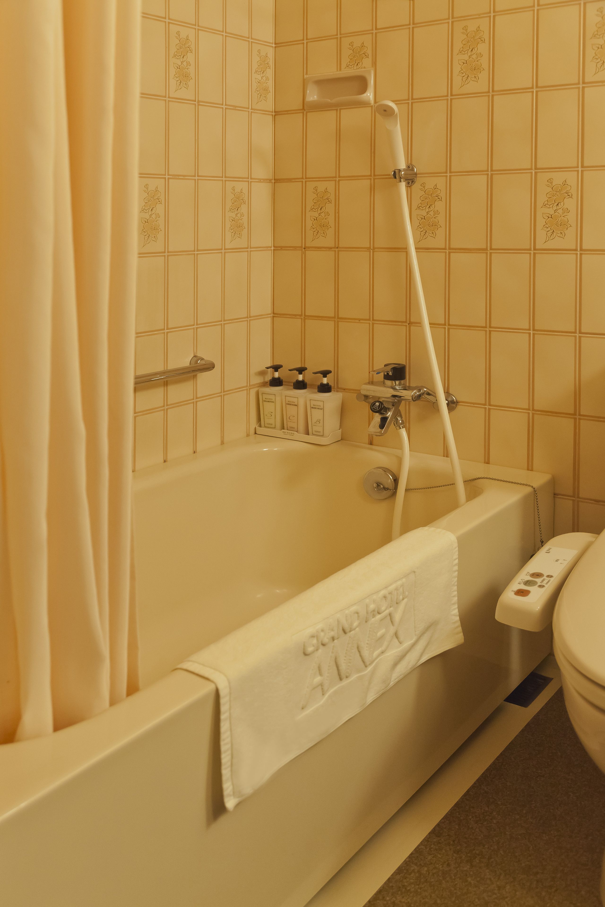 executive deluxe twin room | bathroom | combined shower/bathtub, free toiletries, hair dryer, slippers