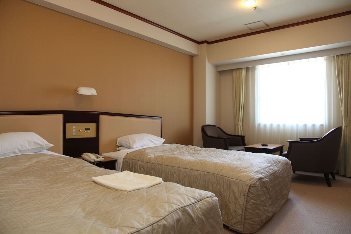 Kamar Twin Standar | Meja kerja, setrika/meja setrika, Wi-Fi gratis, dan seprai linen