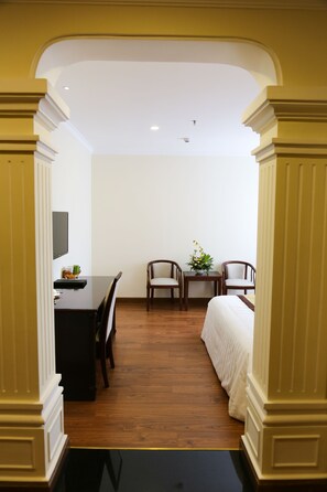 Minibar, in-room safe, desk, blackout curtains - Iris Dalat Hotel (Da Lat)