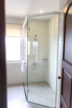 Minibar, in-room safe, desk, blackout curtains - Iris Dalat Hotel (Da Lat)