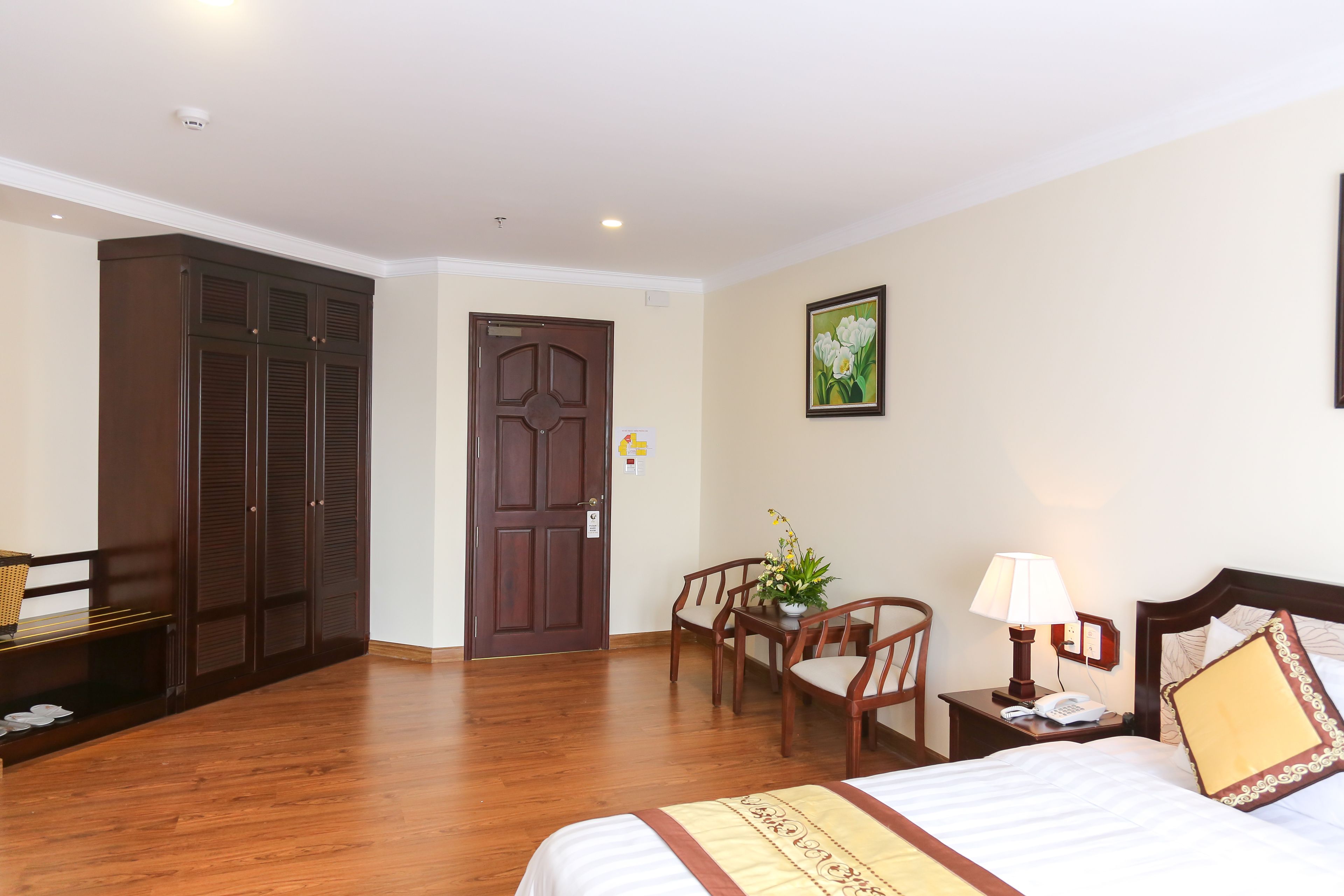 deluxe window room | minibar, in-room safe, desk, blackout curtains