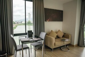 Suite 2 Bedrooms | Aire de séjour | Téléviseur à écran plat