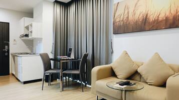 Deluxe Corner - Lake View | 1 bedroom, in-room safe, desk, blackout curtains