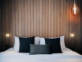 Suíte premier, 2 quartos | 1 quarto, cofres nos quartos, escrivaninha, cortinas blackout