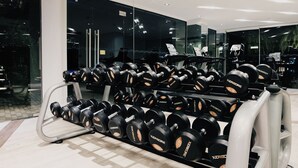 Un gimnasio con filas de mancuernas Xercore y equipo cardiovascular.