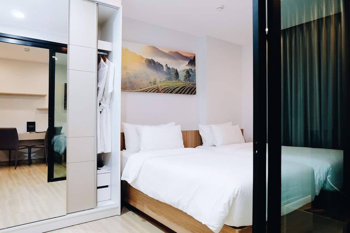 1 habitación, caja de seguridad en la habitación y escritorio