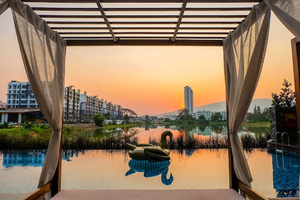 Alberca al aire libre, acceso de 07:00 a 20:00, y camastros