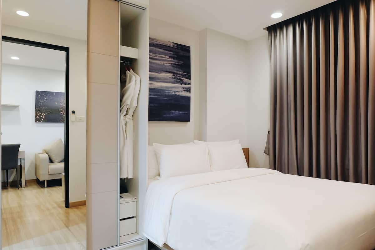 Deluxe Twin Room | 1 bedroom, in-room safe, desk, blackout drapes