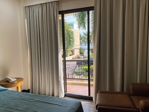 Deluxe kamer | Een bureau, gratis wifi, beddengoed