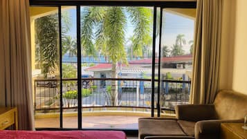 Minibar, escritorio, wifi gratis y ropa de cama