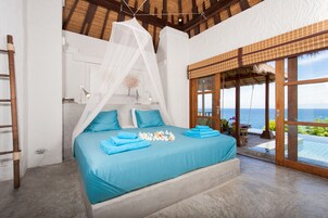 Minibar, caja de seguridad en la habitación y decoración personalizada 