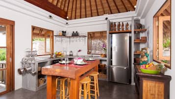 Frigorífico, microondas, placa de cocina y máquina de café espresso