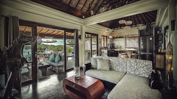 The Fisherman's House | Een minibar, een kluis op de kamer, individueel gedecoreerd